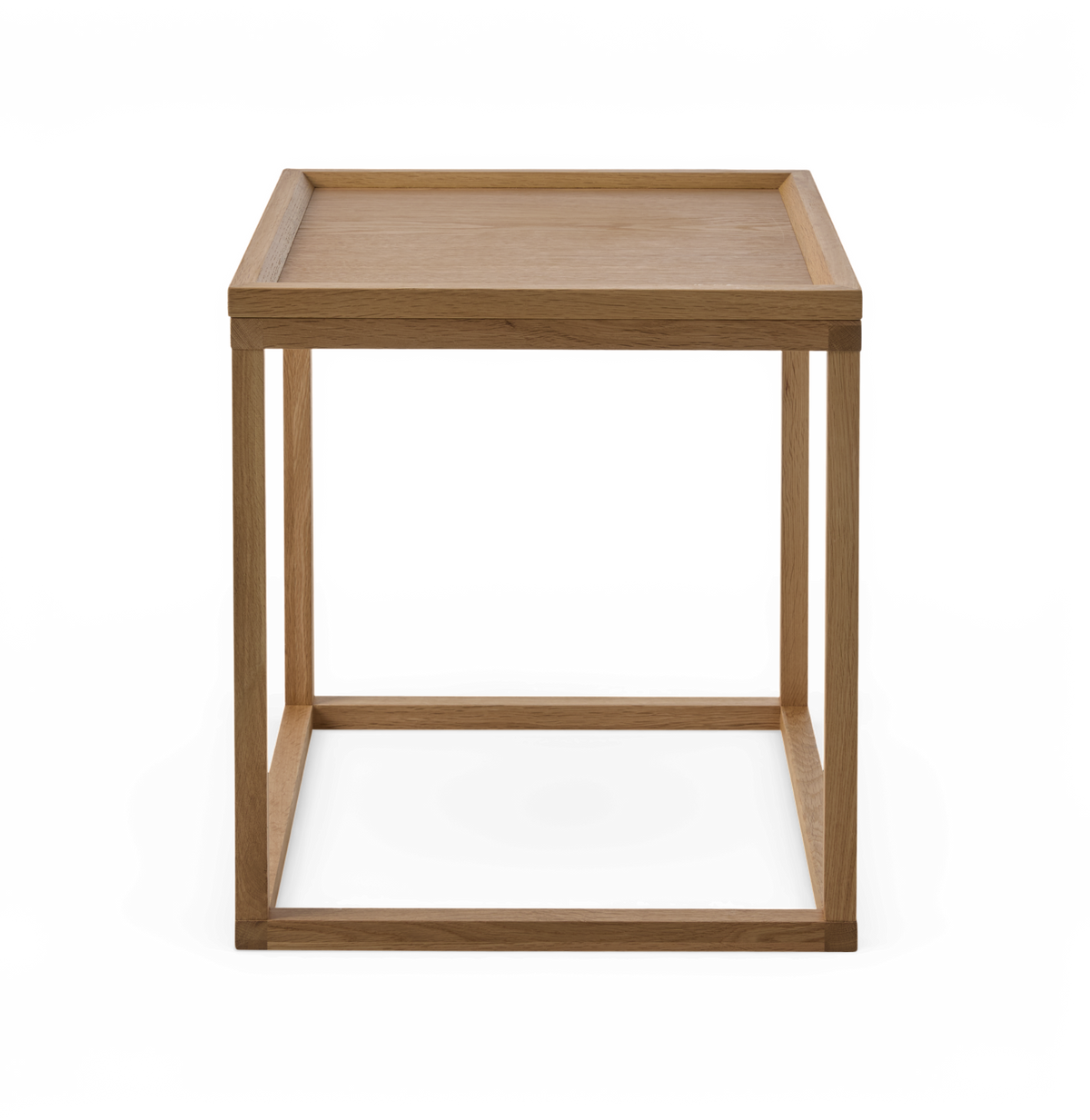 Kvadratisk sidebord i eg med bakkeformet bordplade og åben ramme.