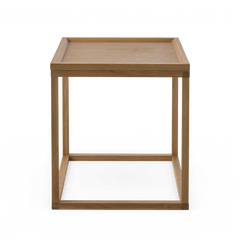 Kvadratisk sidebord i eg med bakkeformet bordplade og åben ramme.