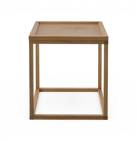 Kvadratisk sidebord i eg med bakkeformet bordplade og åben ramme.