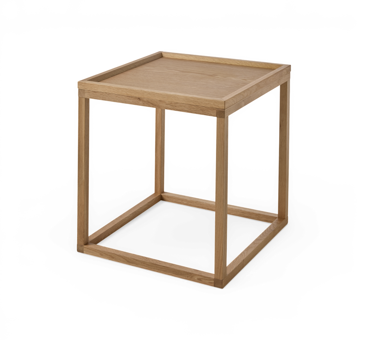 Lille sidebord i eg med kubeformet ramme og bakkeformet bordplade, frilagt på hvid baggrund.