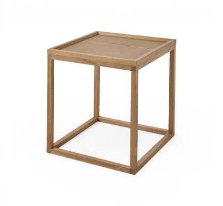Lille sidebord i eg med kubeformet ramme og bakkeformet bordplade, frilagt på hvid baggrund.