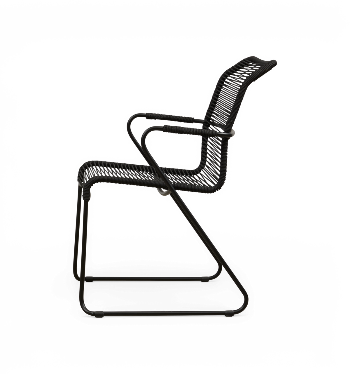 Sort flettet stol i moderne cantilever‑design med armlæn, frilagt i sideprofil.