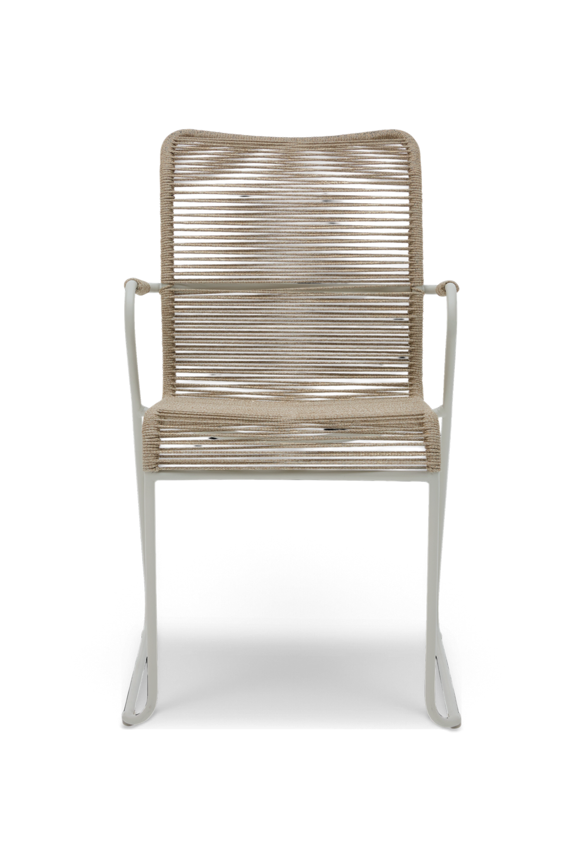 Forfra af en stol med hvid metalramme og beige snorvævet sæde og ryg, fritlagt på neutral baggrund.