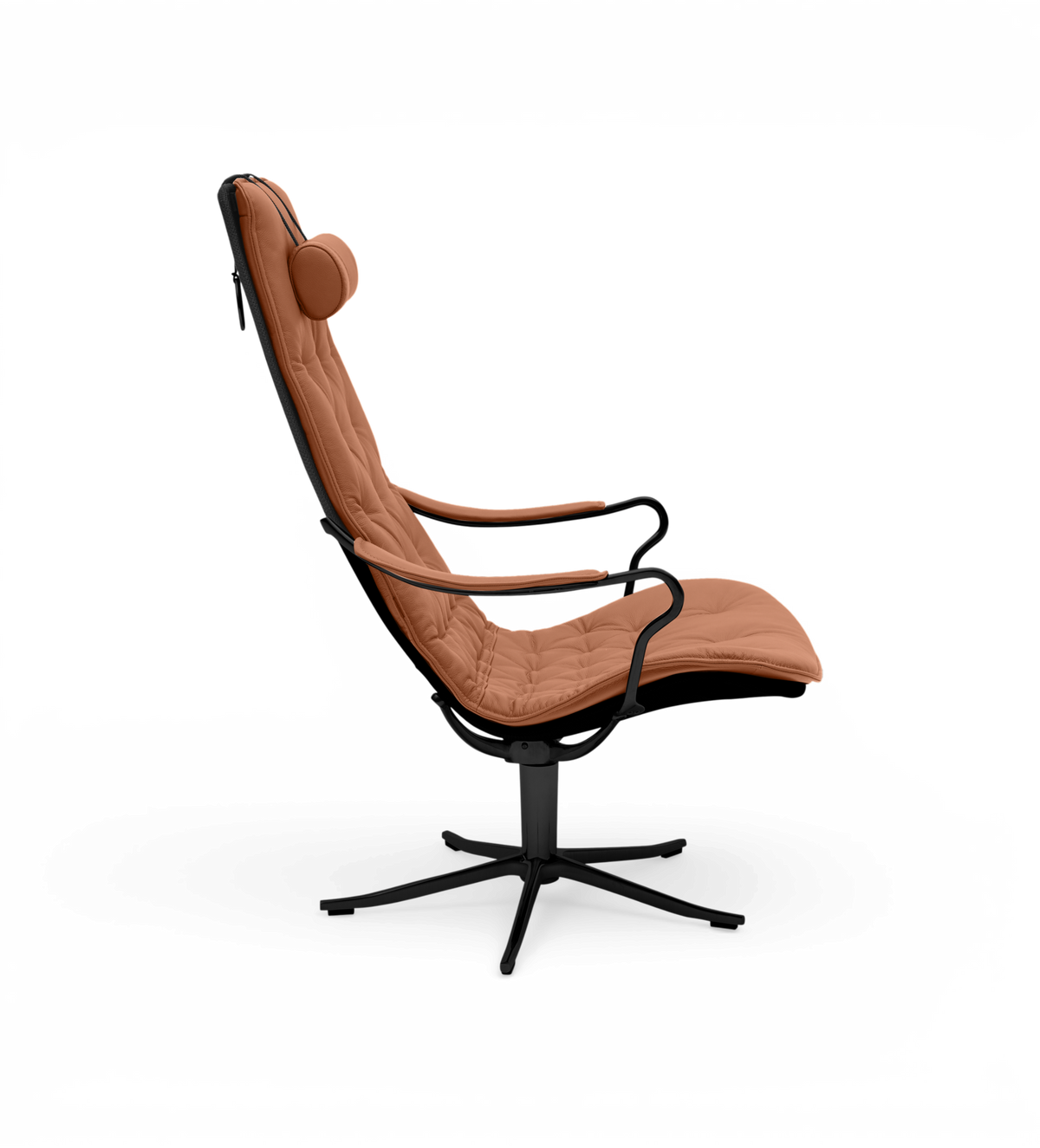 Brun læderlænestol i moderne design set fra siden, på sort drejefod.