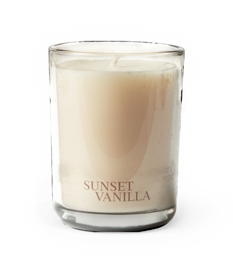 Hvidt duftlys i klart glas med teksten SUNSET VANILLA.
