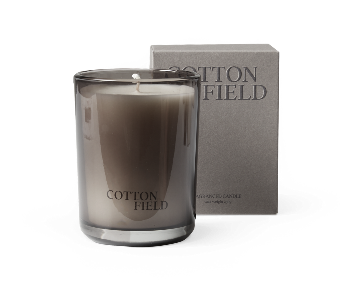 COTTON FIELD duftlys i gråt glas, wax weight 250g.