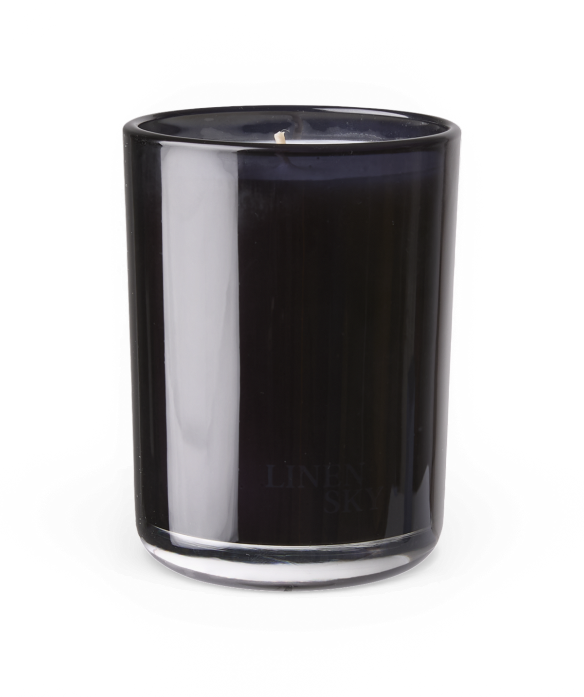 Mørkt duftlys i glas, LINEN SKY, på hvid baggrund.