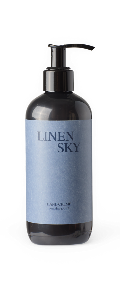 Sort pumpeflaske med etiketten LINEN SKY håndcreme, indeholder 300 ml.