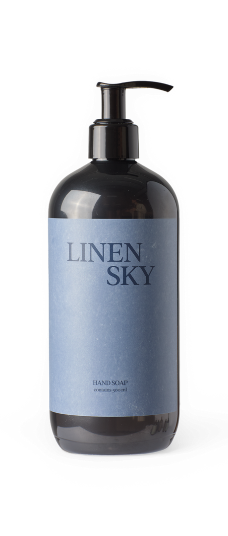 Sort pumpeflaske med blå etiket: LINEN SKY håndsæbe, indeholder 500 ml.