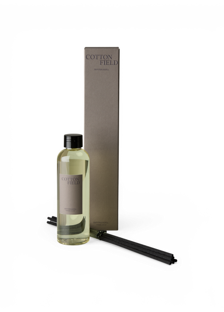 COTTON FIELD duftdiffuser‑refill med flaske, høj æske og sorte pinde på hvid baggrund.