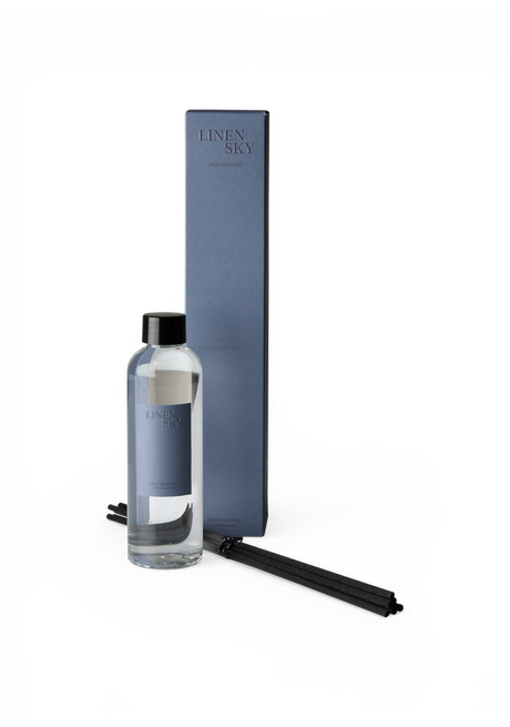 Linen Sky diffuser‑refill med flaske, blå æske og sorte duftpinde.