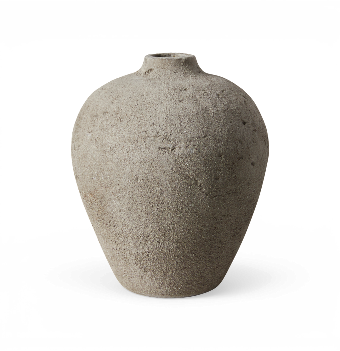 Rustik, rund vase i naturfarvet, rå keramik med lille åbning.