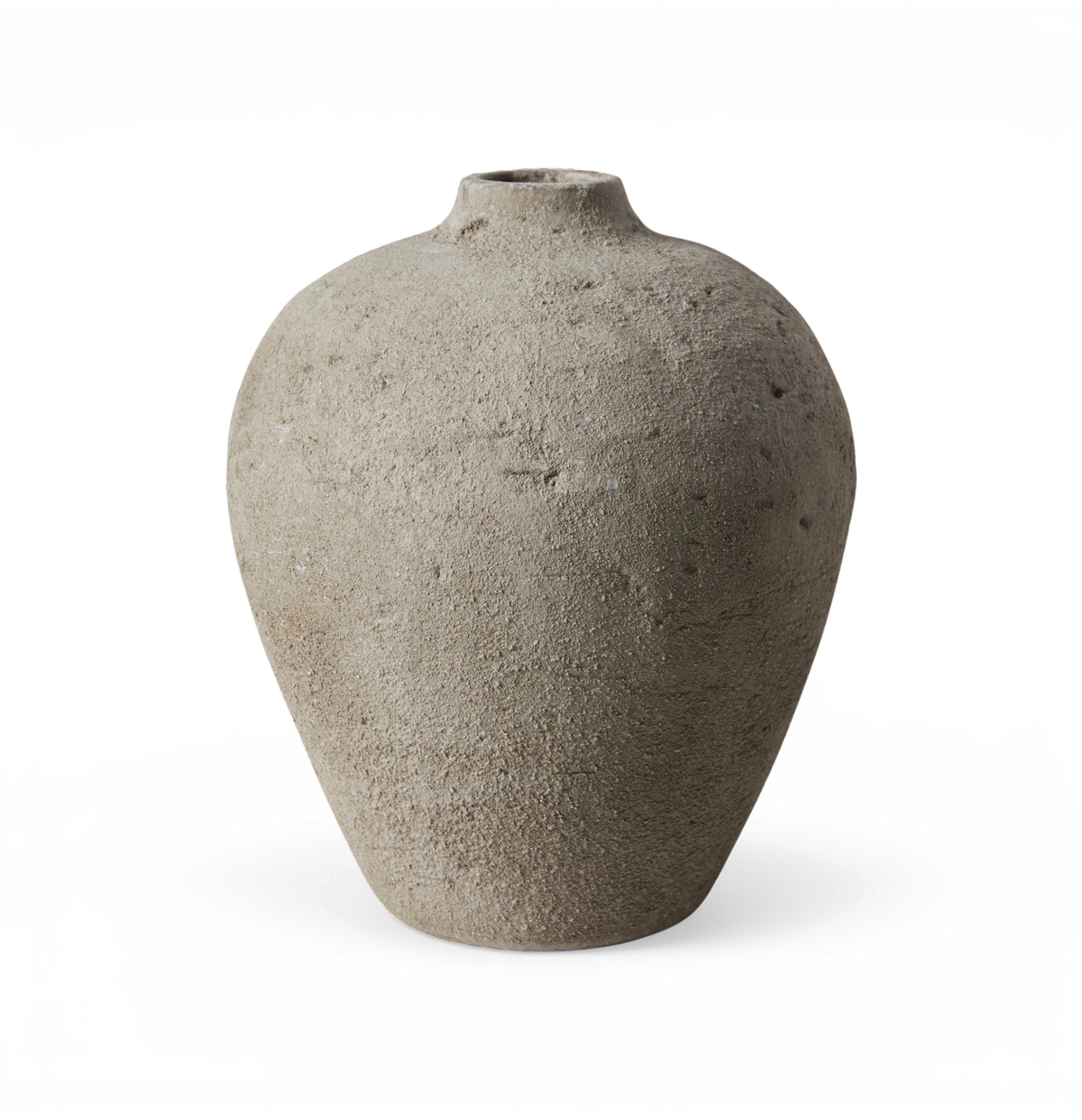 Rustik, rund vase i naturfarvet, rå keramik med lille åbning.