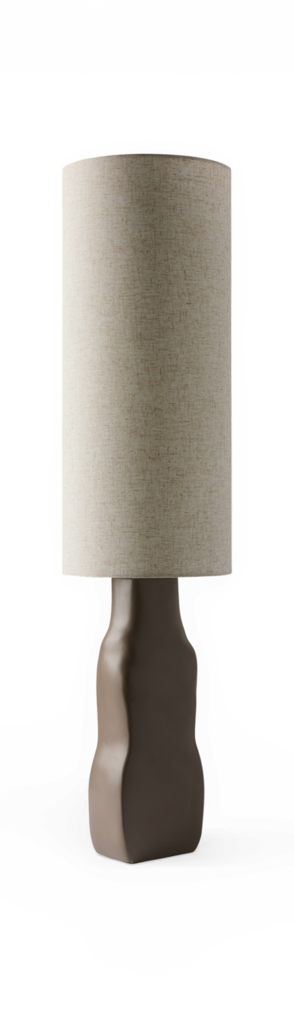 Bordlampe med beige cylindrisk lampeskærm og skulpturel mat brun fod, frilagt på sort baggrund.