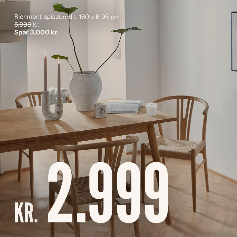 Richmont spisebord L160 x B95 cm, nu 2.999 kr – spar 3.000 kr (før 5.999 kr); minimalistisk skandinavisk opstilling med træstole, lys og vase.