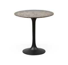 Rundt sidebord med mørk marmorbordplade og sort tulpefod.