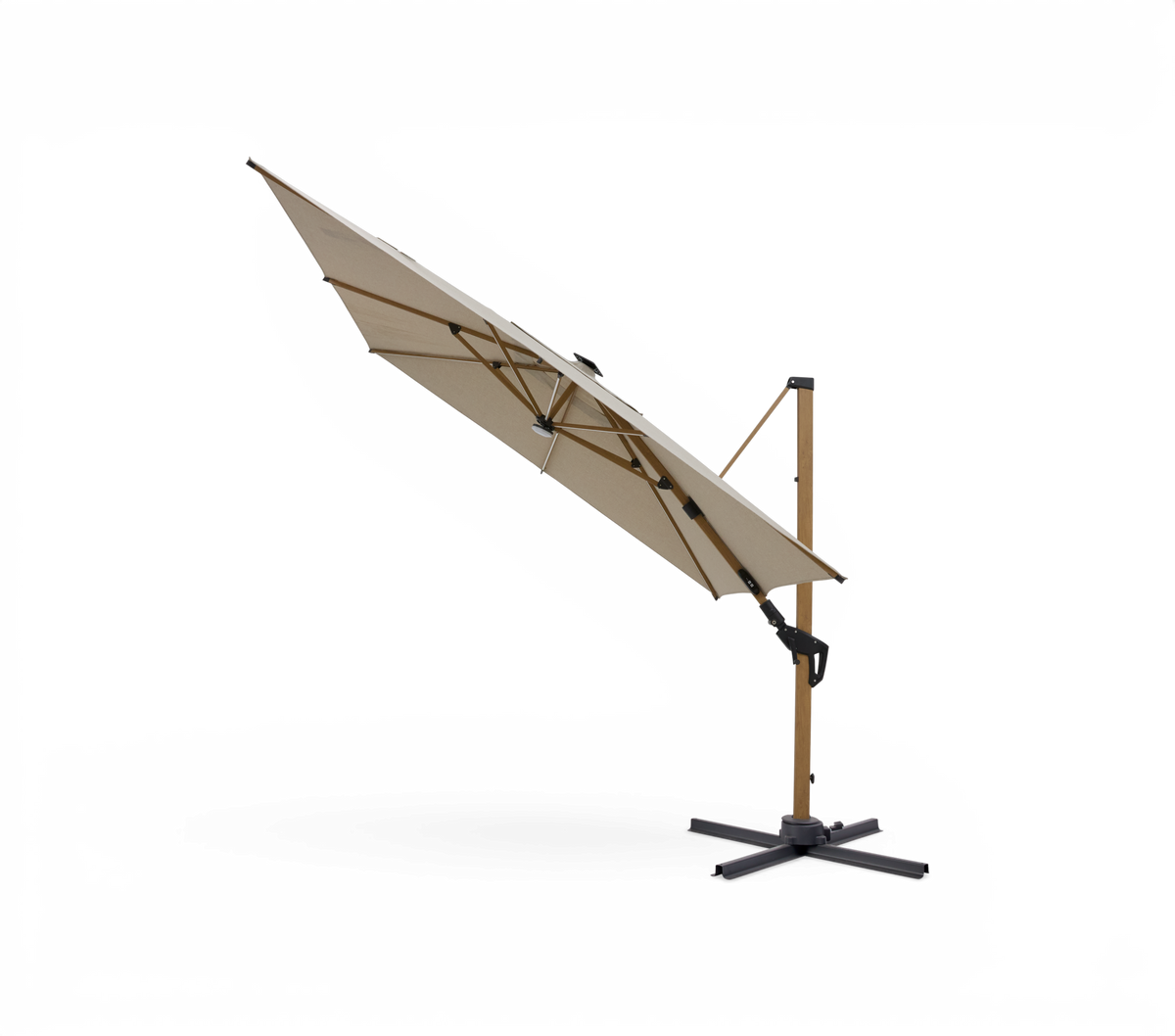 Fritstående beige parasol med sidestang og krydsfod, studiebillede.