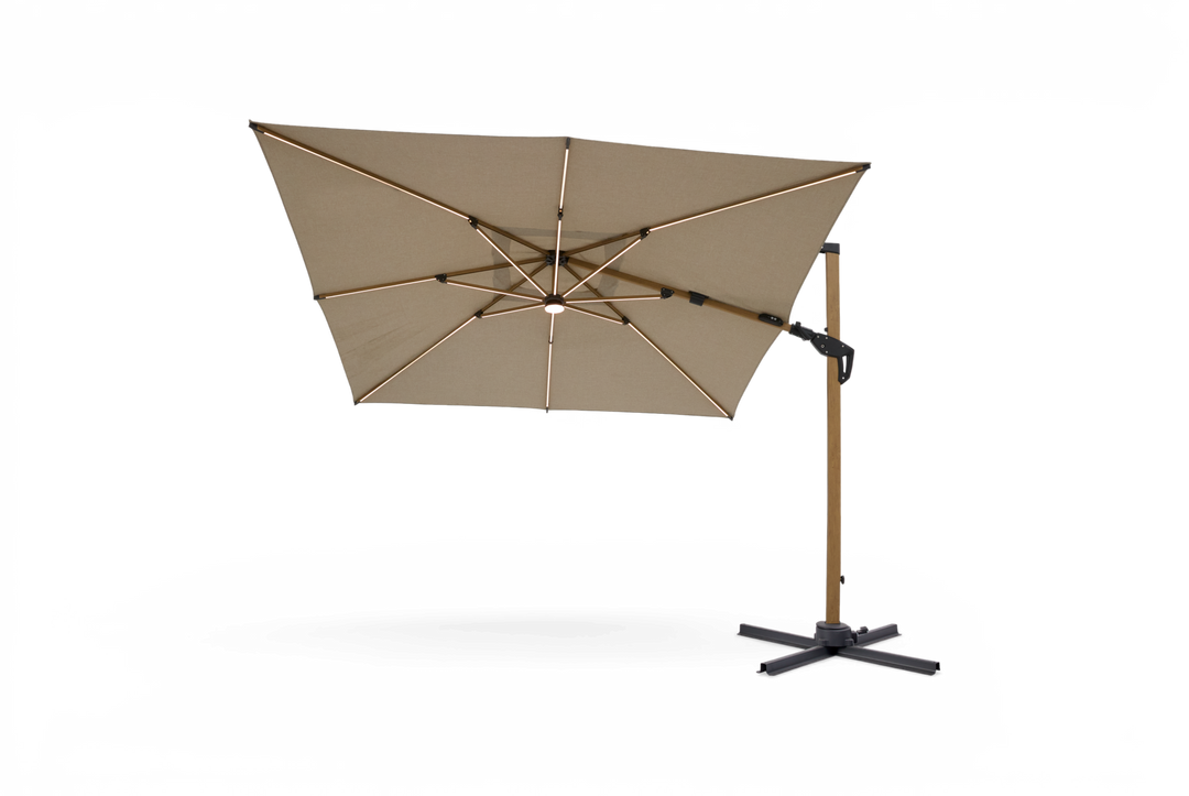 Beige hængeparasol med sidestativ i trælook, krydsfod og integreret LED-lys.