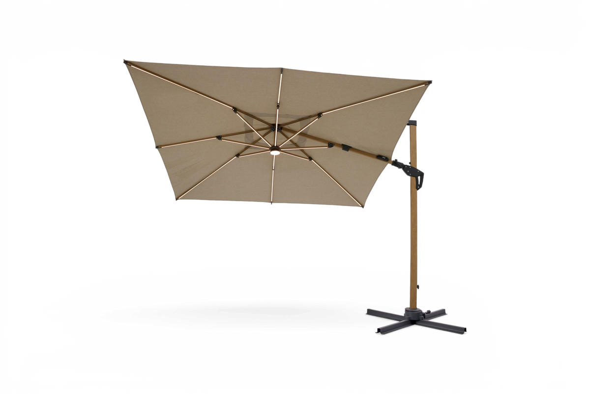 Beige hængeparasol med sidestativ i trælook, krydsfod og integreret LED-lys.