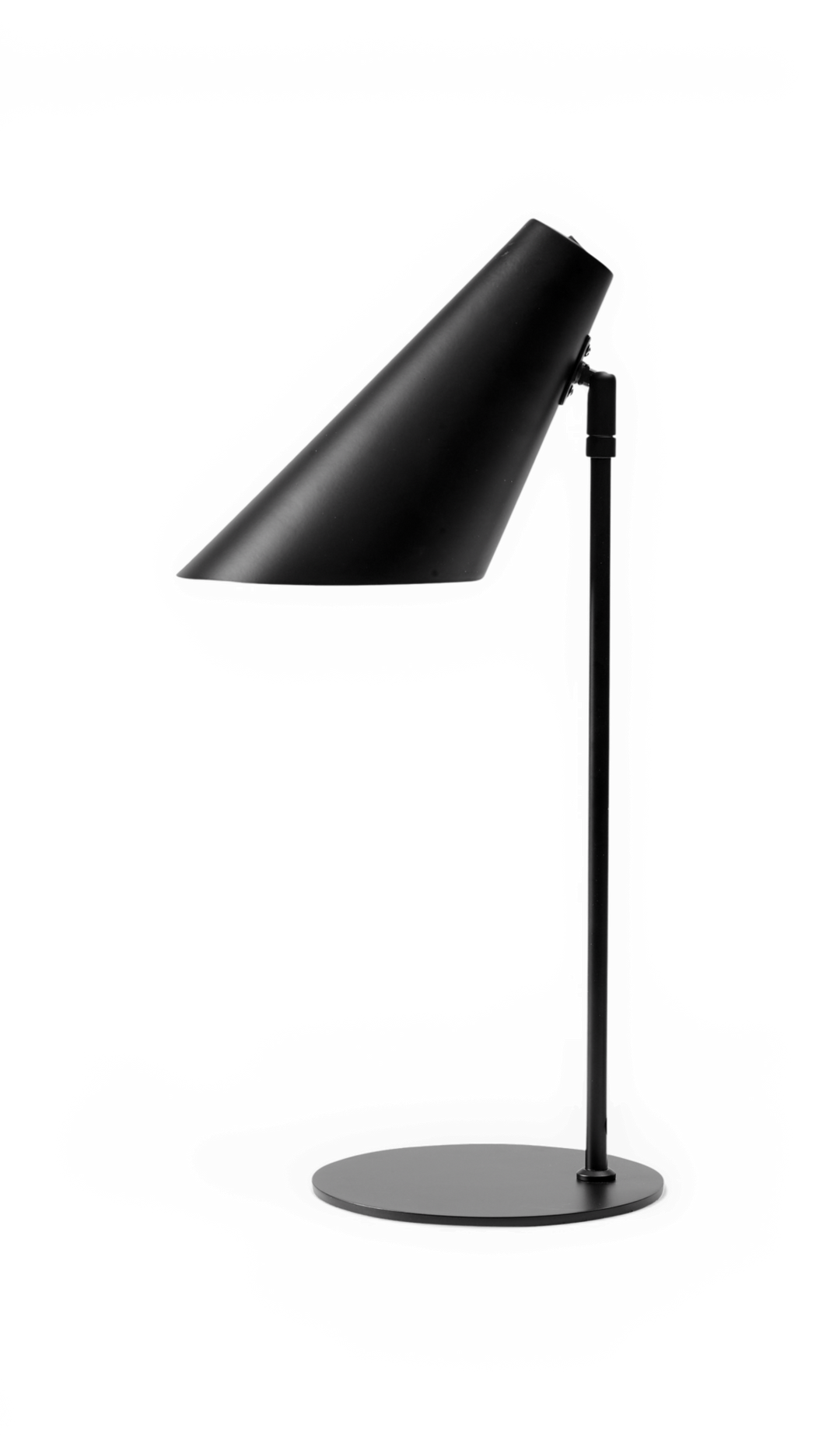 Sort bordlampe med konisk skærm på rund fod i minimalistisk design.