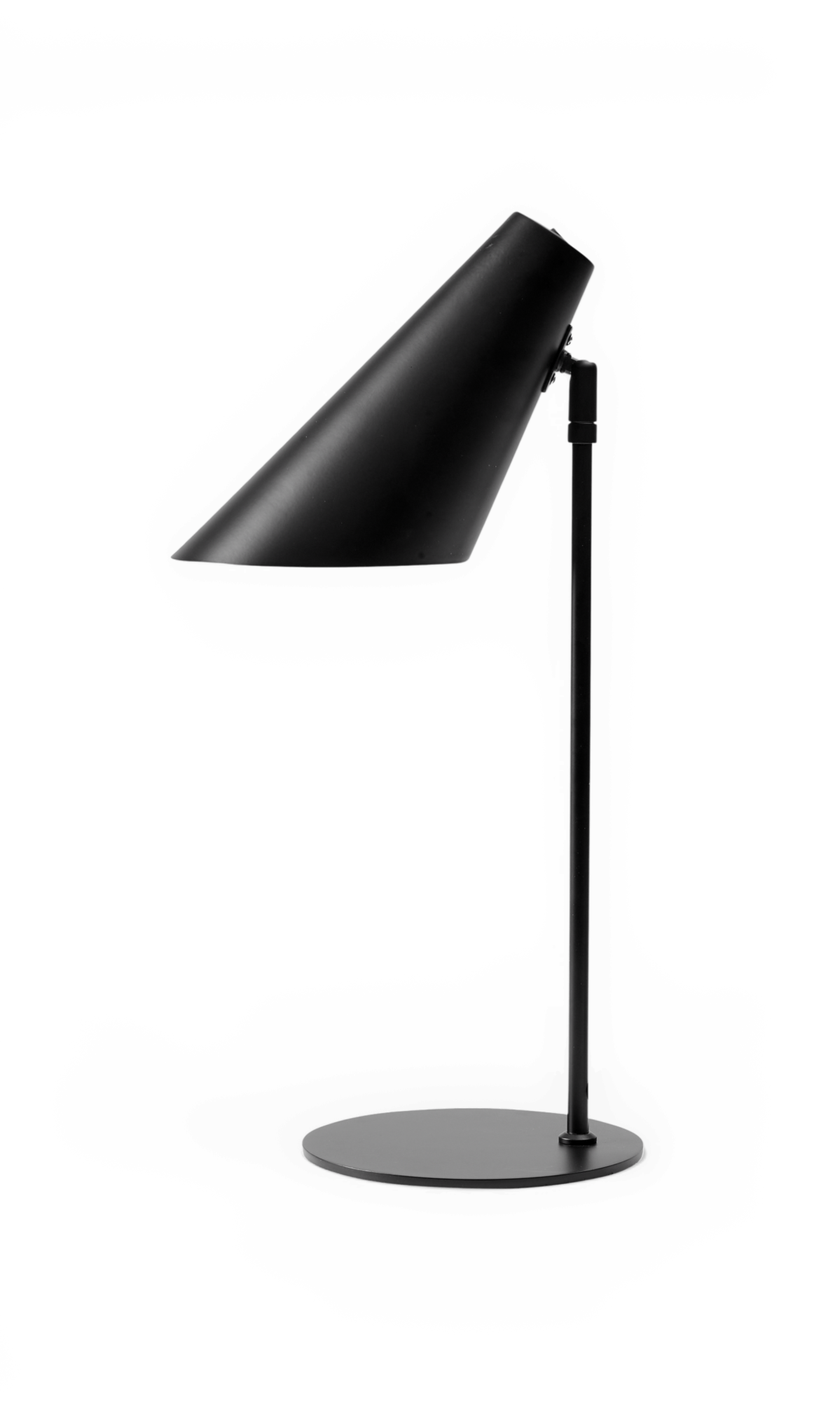 Sort bordlampe med konisk skærm på rund fod i minimalistisk design.
