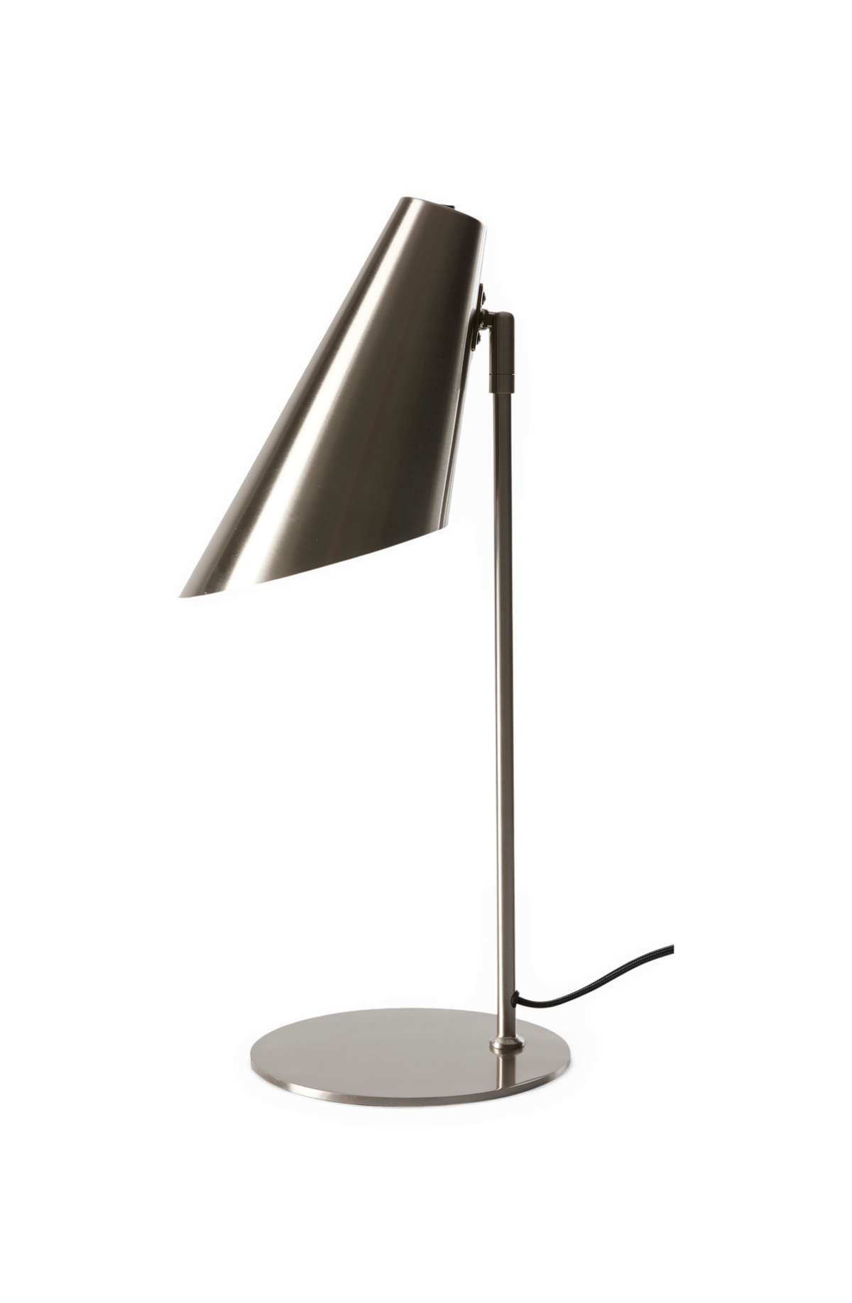 Bordlampe i børstet stål med konisk skærm og rund fod, med ledning.