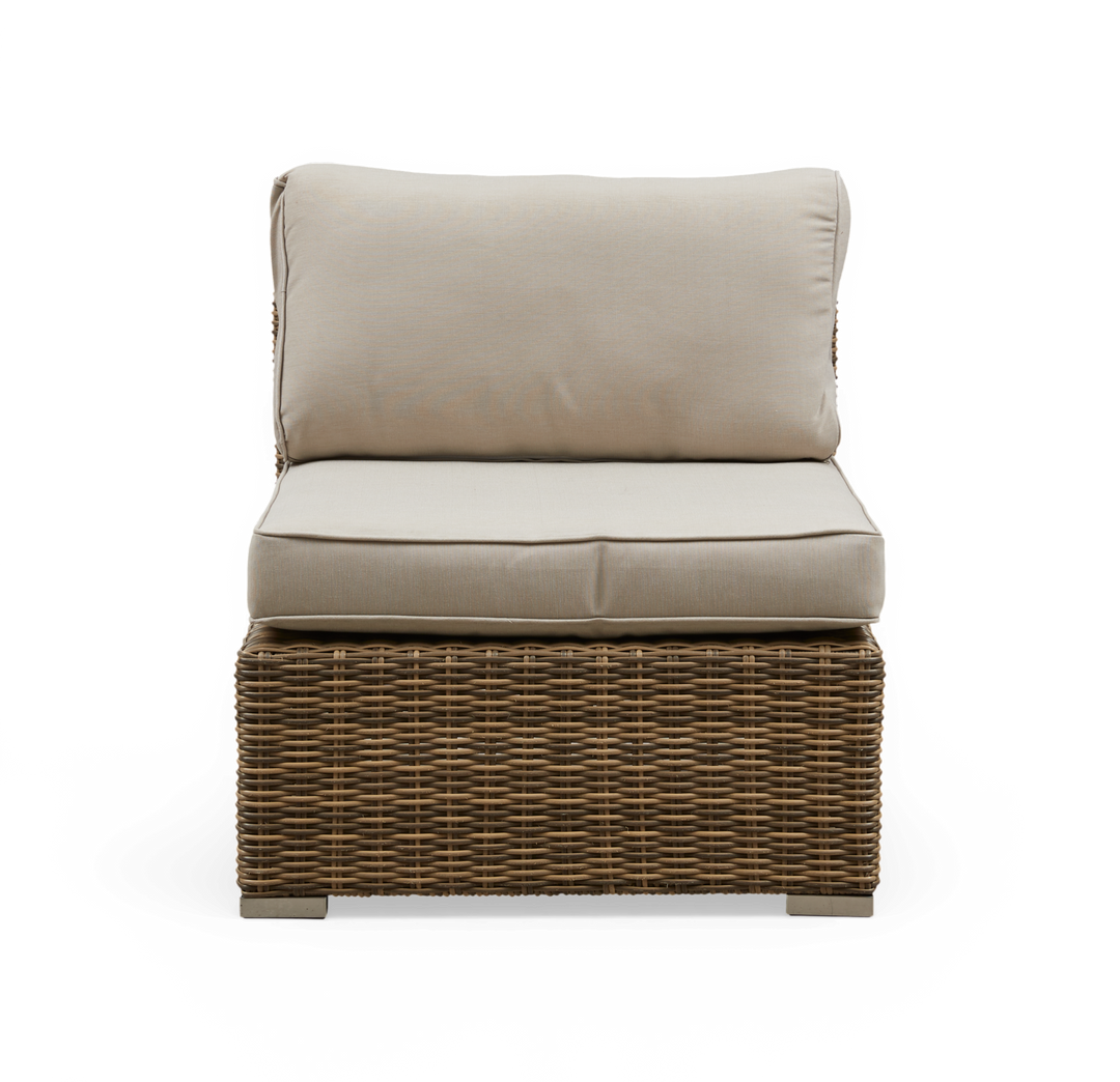 Modulær lænestol i polyrattan med beige hynder, frontvisning på hvid baggrund.