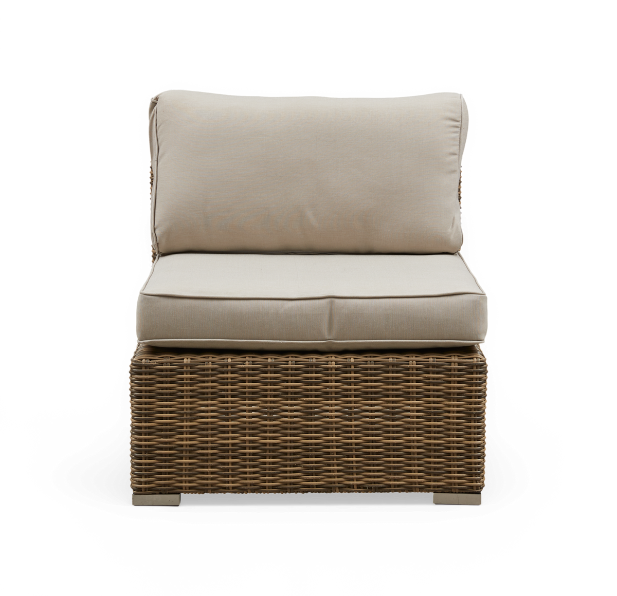 Modulær lænestol i polyrattan med beige hynder, frontvisning på hvid baggrund.