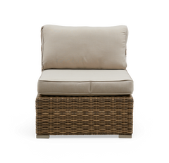 Modulær lænestol i polyrattan med beige hynder, frontvisning på hvid baggrund.