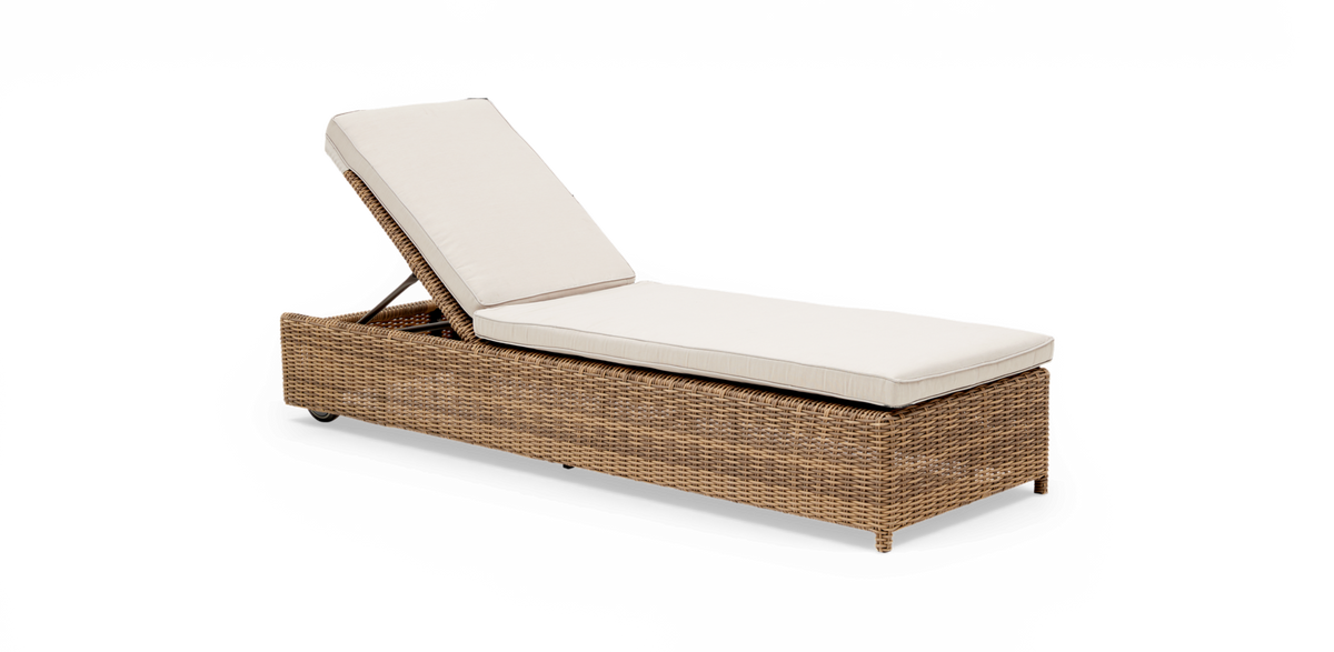 Justerbar solvogn i polyrattan med beige hynder på hvid baggrund.