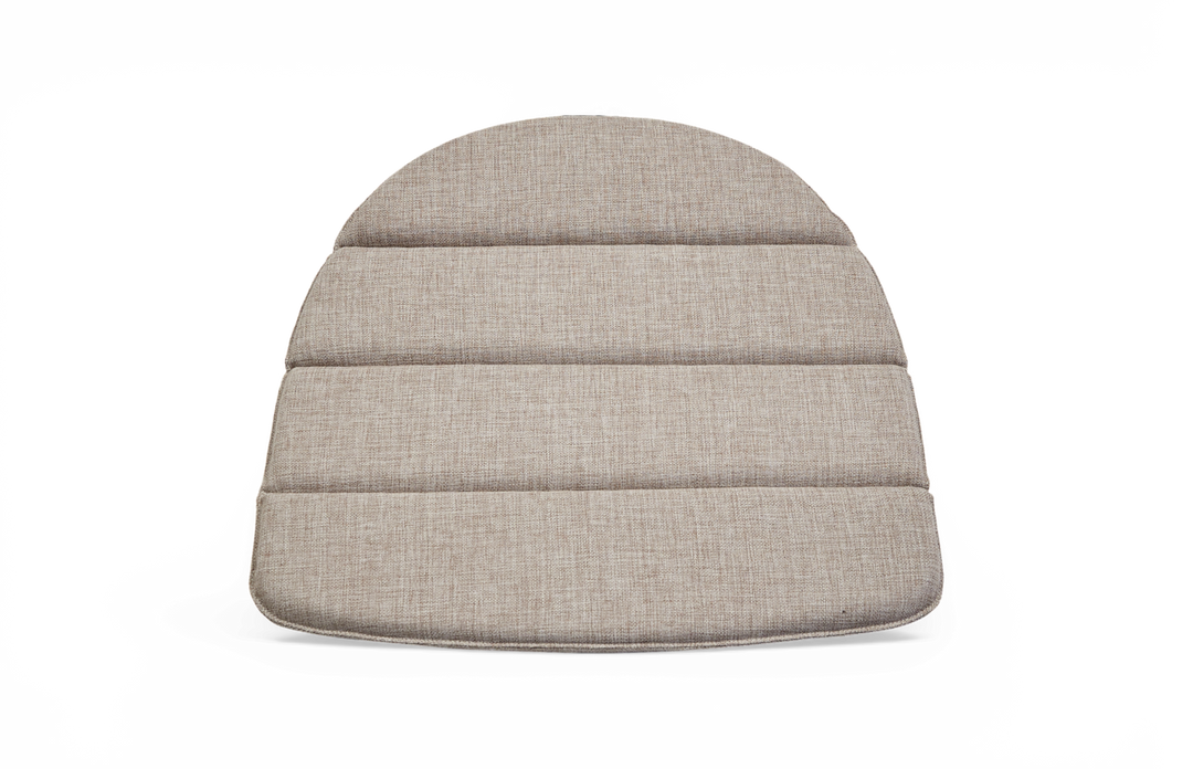 Beige polstret sædehynde med afrundet top og vandrette kanaler.