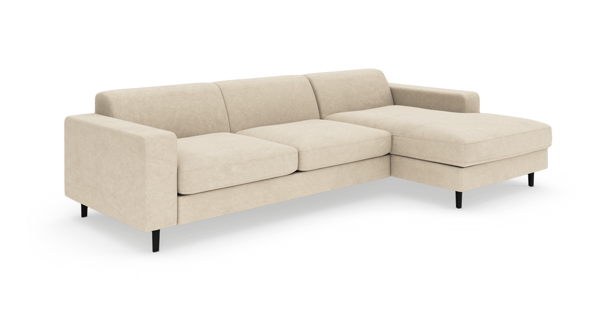 Beige hjørnesofa med højre chaiselong, tre sædehynder, lave lige armlæn og sorte ben, fritlagt på hvid baggrund.