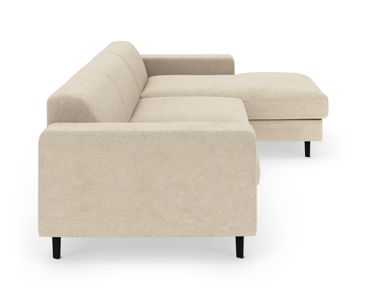 Beige hjørnesofa med chaiselong på højre side, rene linjer og sorte ben, fritlagt på hvid baggrund.