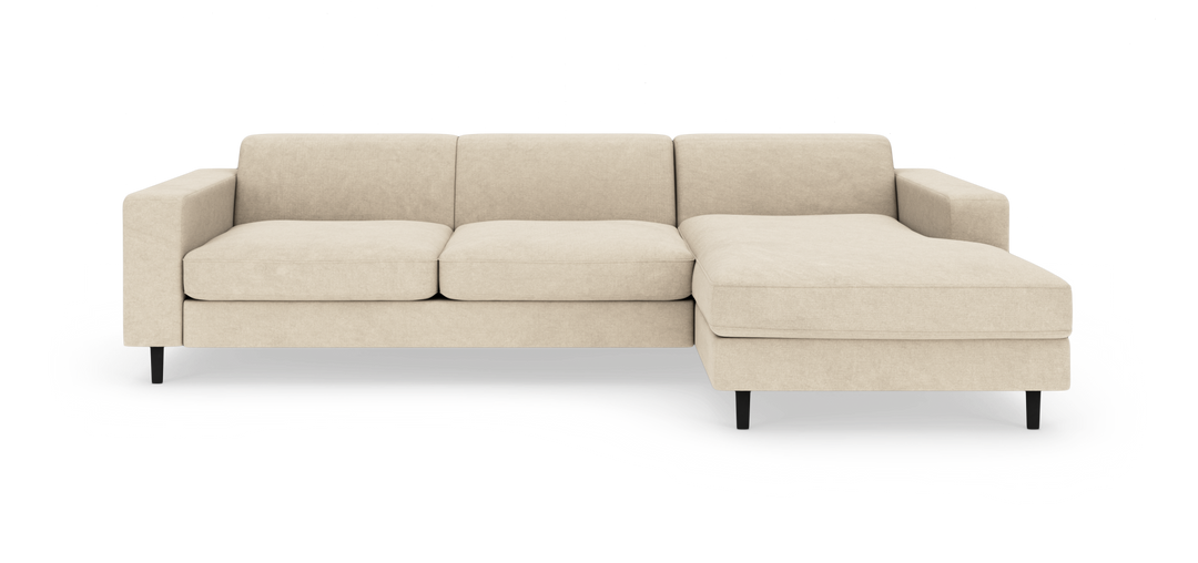 Beige hjørnesofa med højre chaiselong, moderne design på sorte ben, frontvisning i studie.