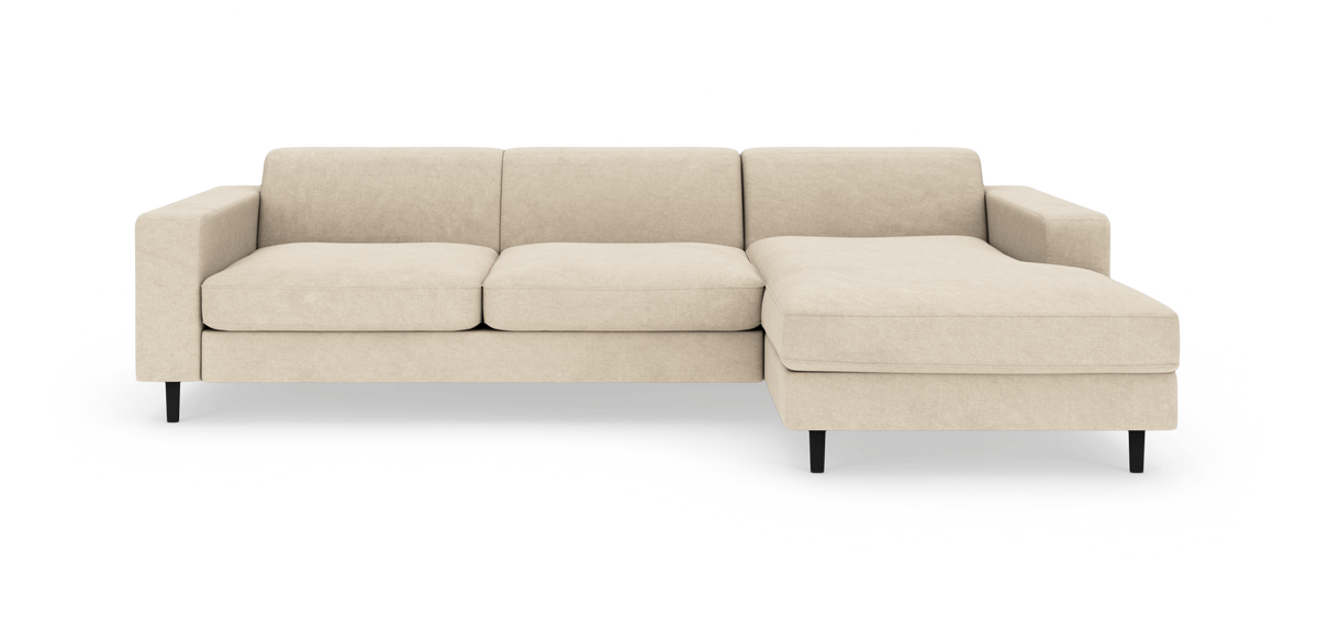 Beige hjørnesofa med højre chaiselong, moderne design på sorte ben, frontvisning i studie.
