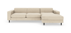 Beige hjørnesofa med højre chaiselong, moderne design på sorte ben, frontvisning i studie.
