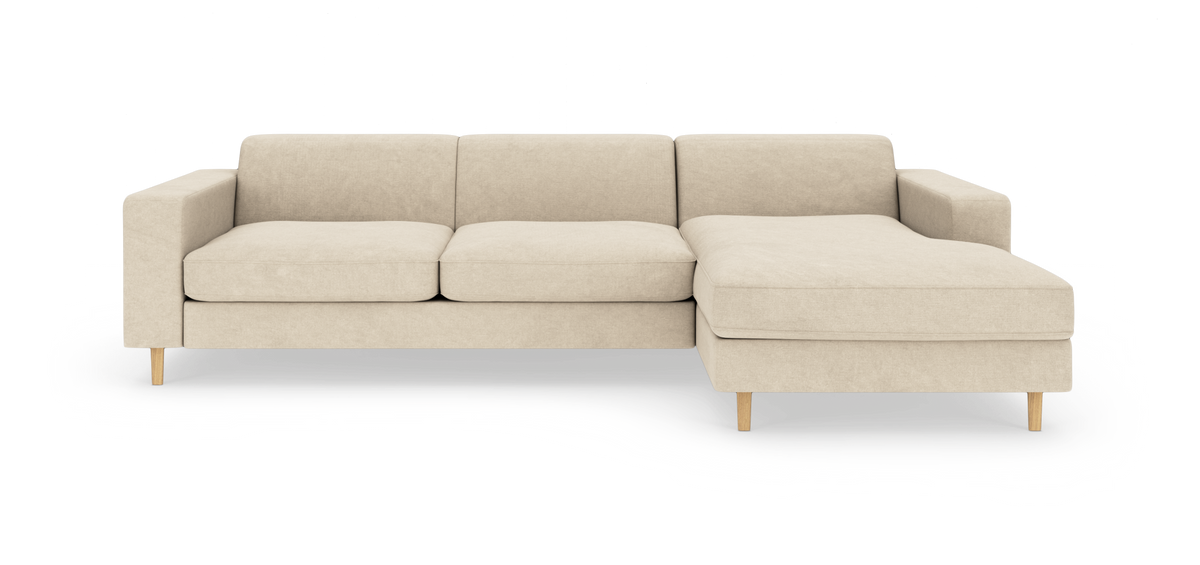Beige hjørnesofa med højre chaiselong og træben, minimalistisk design set forfra.