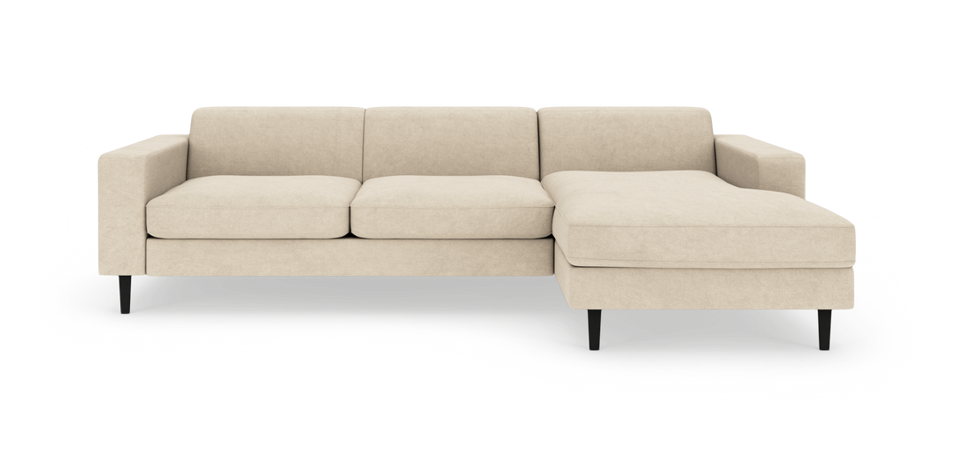 Beige hjørnesofa med chaiselong på højre side, sorte koniske ben og lige armlæn på hvid baggrund.