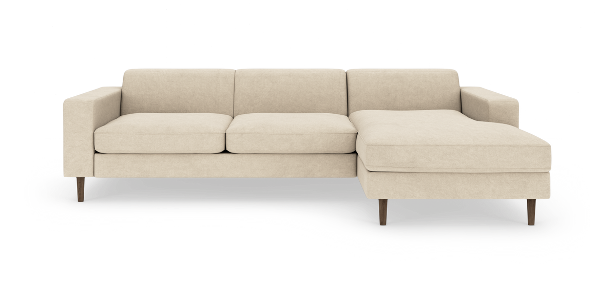 Beige hjørnesofa med chaiselong til højre og træben, fritlagt på hvid baggrund.