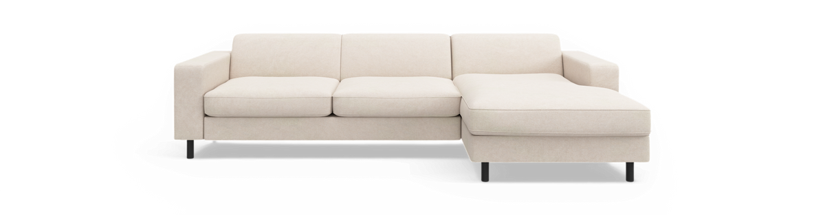 Beige tresæders sofa med højrevendt chaiselong og sorte ben, frontvisning på sort baggrund.