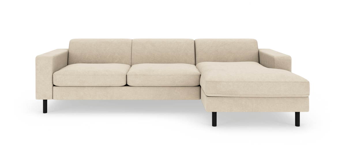 Beige modulsofa med højre chaiselong på sorte ben, minimalistisk design, fritlagt på hvid baggrund.