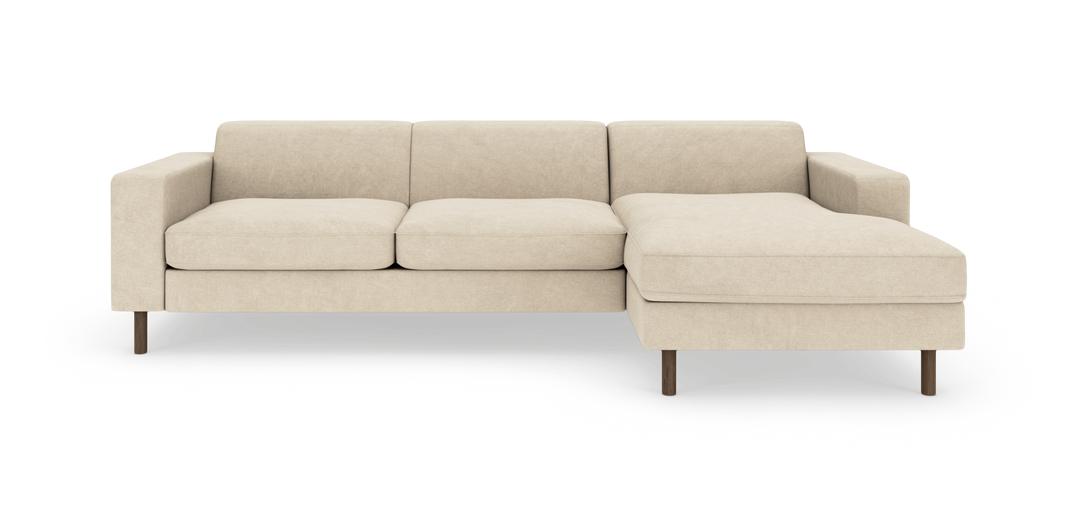 Beige modulsofa med chaiselong til højre og runde træben, frilagt på hvid baggrund.