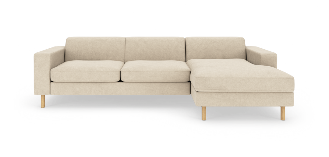 Beige hjørnesofa med chaiselong til højre, træben og moderne minimalistisk design, fritstående på hvid baggrund.
