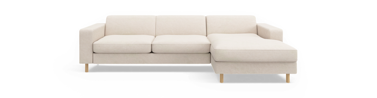Beige 3-personers hjørnesofa med chaiselong til højre og træben, set lige forfra.