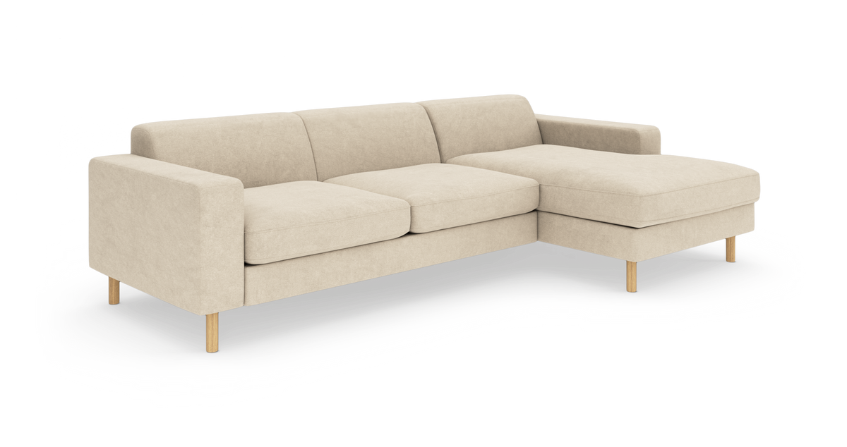 Beige hjørnesofa med chaiselong og træben på hvid baggrund.