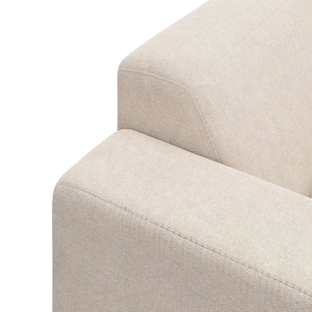 Nærbillede af beige stofsofa med kantet armlæn og sæde i moderne design.