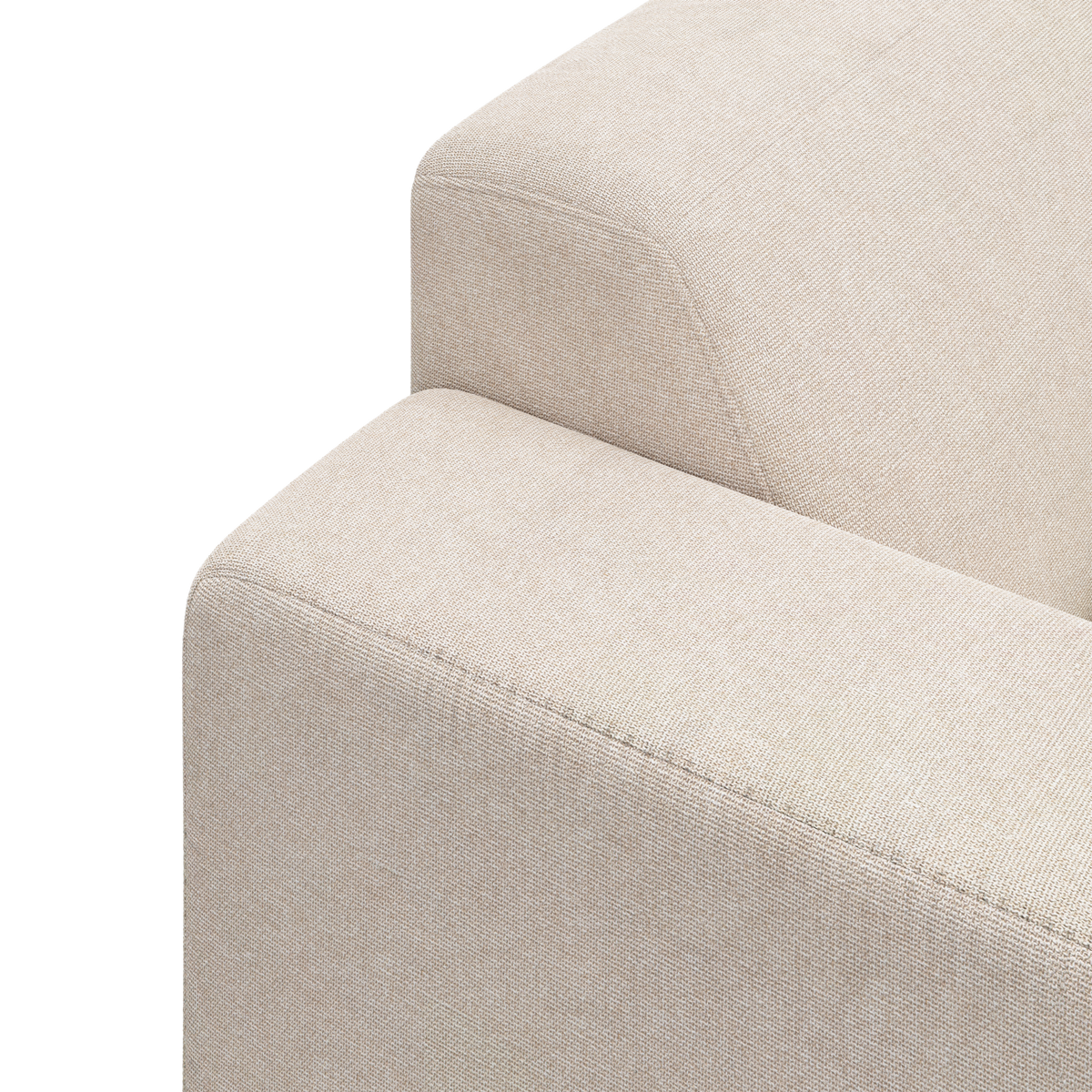 Nærbillede af beige stofsofas armlæn og ryglæn med afrundede former mod hvid baggrund.
