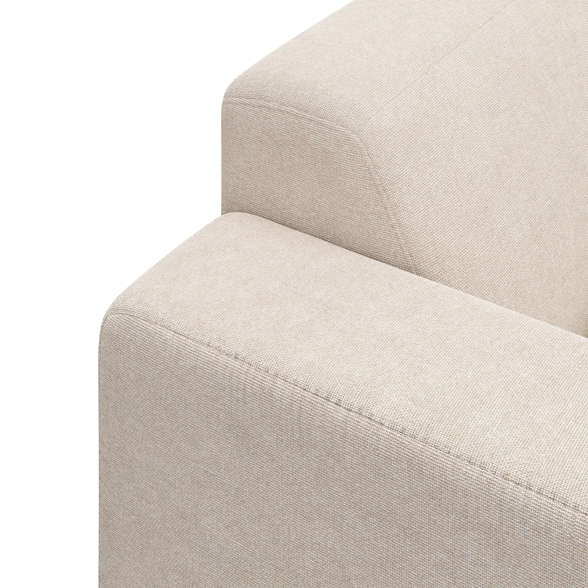 Nærbillede af beige stofsofa – armlæn og ryglæn i struktureret tekstil.