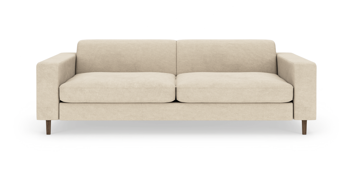Beige sofa med lige armlæn, to sædehynder og træben, set forfra.