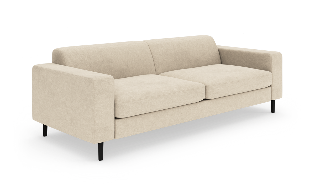 Beige tresædet sofa med rene linjer og slanke sorte ben, vist i skrå vinkel.